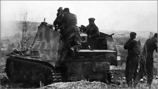 Самоходная гаубица Wespe ведет огонь по противнику 1944 год Серийное - фото 130