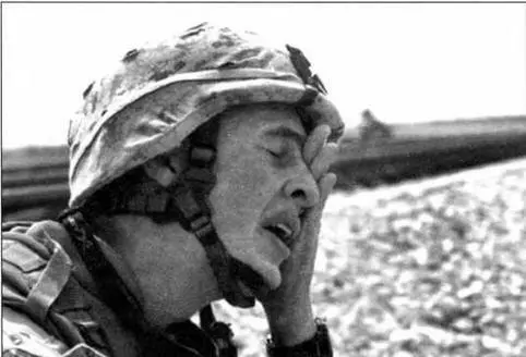 Боец из 21 вытирает слезы с лица видя как его товарища тяжело ранили в - фото 16