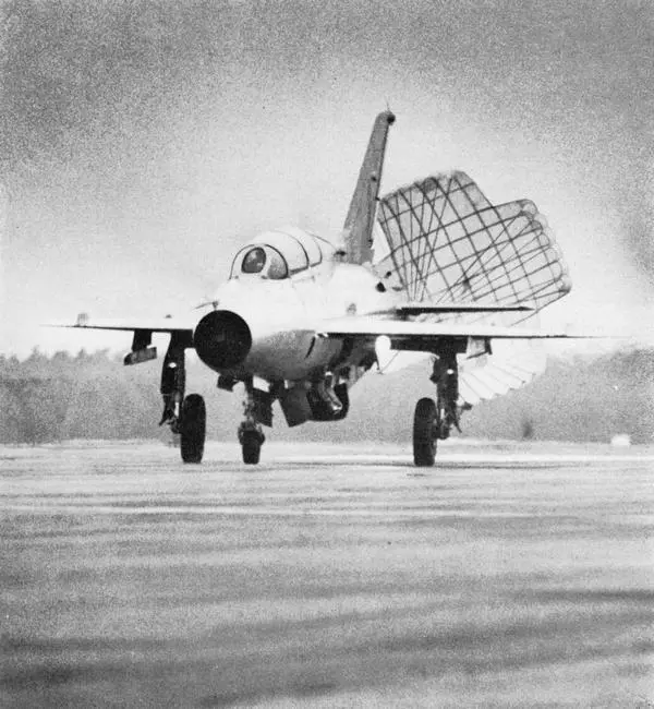 MiG21 und MiG23 Landung mit Hilfe von Bremsschirmen eines neueren Modells - фото 19