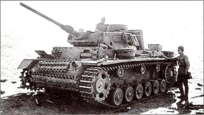 Советские бойцы осматривают подбитый немецкий танк Pz III J Лето 1942 года - фото 55