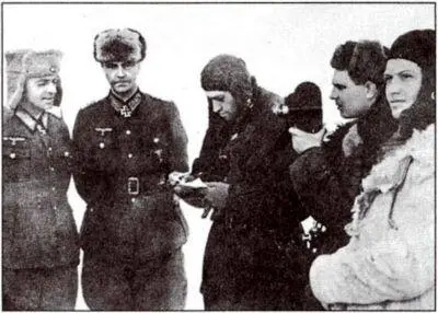 Плененный генералфельдмаршал Паулюс второй справа Январь 1943 года - фото 58