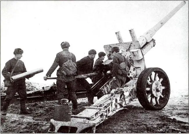 Расчет советской 122мм пушки А19 ведет огонь по врагу Ноябрь 1942 года - фото 59