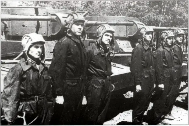 Предвоенная фотография запечатлела экипажи советских Т26 в строю перед своими - фото 19