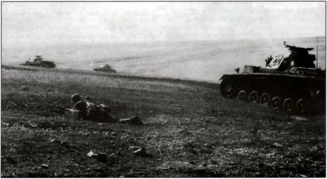 Атака немецких средних танков PzIII подержанная пехотой Лето 1941 г Начало - фото 22