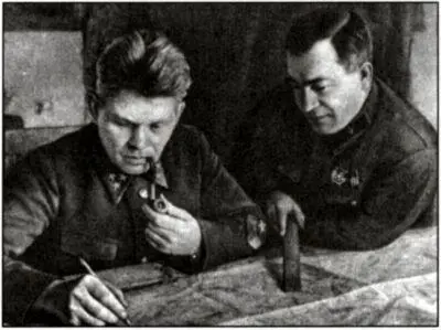 Командир 8го МК Д Рябышев и замполит Н Попель над картой Июнь 1941 г К - фото 42