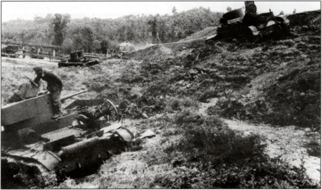 Подбитые советские танки на переднем плане Т26 обр1937 г на пригорке - фото 55