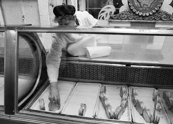 Продовольственный магазин в начале 1990х годов Но это были только мечты А - фото 17