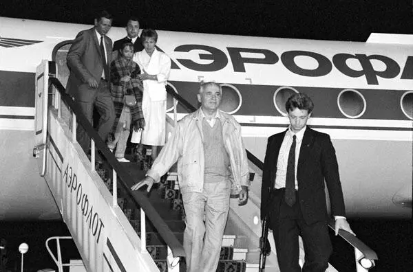Президент СССР Горбачев М С с семьей возвращается из Фороса в Москву 1991 - фото 18