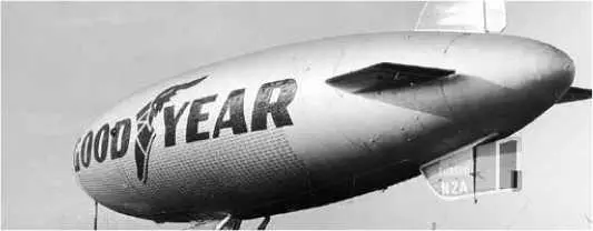 Мягкий дирижабль компании Goodyear используемый для рекламы и в качестве - фото 15