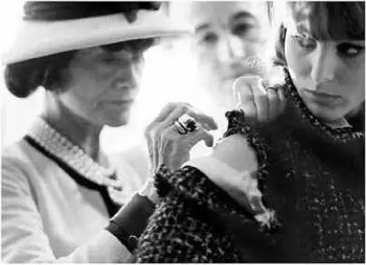 Шанель никогда не рисовала эскизы она работала вживую на манекенщицах - фото 49