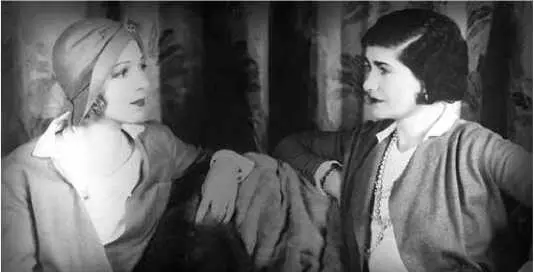 В 1931 году Габриэль Шанель отправилась в Голливуд работать над стилем - фото 52