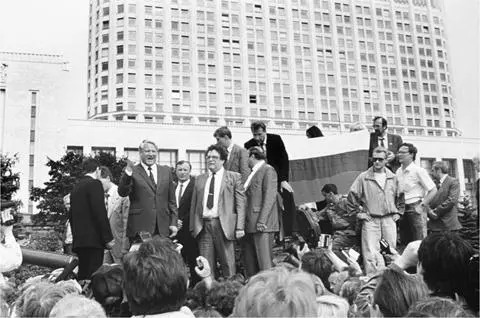 10 Boris Yeltsin addresses the crowd in front of the White House 1991 11 - фото 12