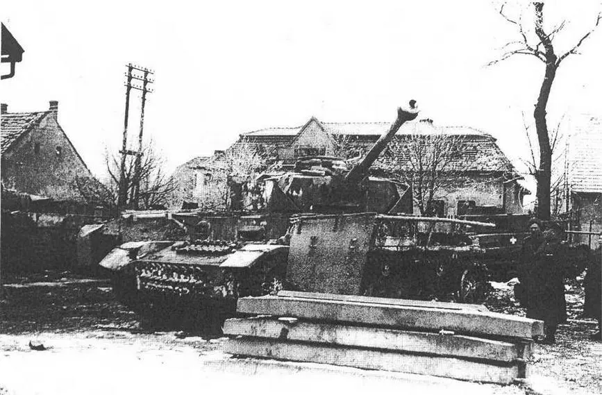 PzIV Ausf J захваченный в г Тата Венгрия март 1945 года На машине - фото 25