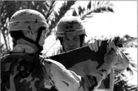 Генералмайор Сваннак сворачивает знамя своей 82й воздушнодесантной дивизии - фото 24