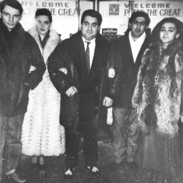 Овик в центре и Анджей со своими козочками Справа от Овика Миша Резаный - фото 85