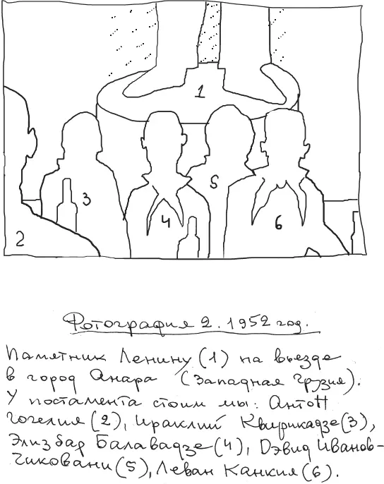 На наших шеях у всех они тощие красные пионерские галстуки В руках бутылки - фото 4