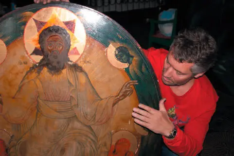 Десятки икон храма в Быньгах Ройзман восстанавливал за свой счет В 2013 г его - фото 11