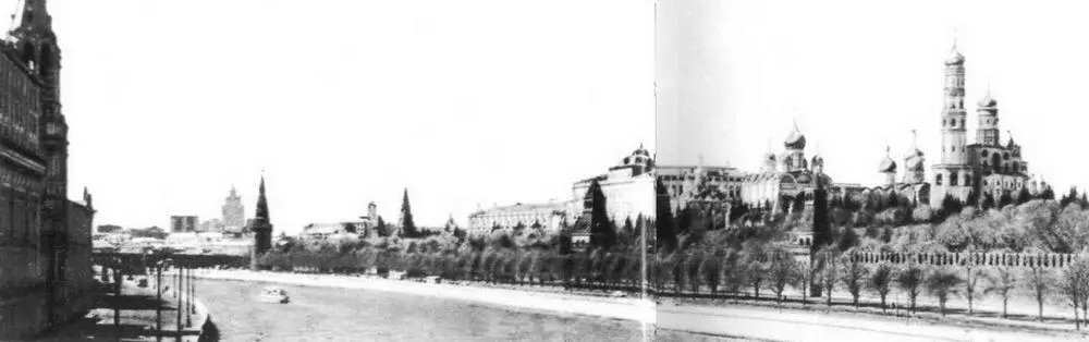 Панорама Московского Кремля со стороны Москвыреки Тайницкая башня Кремля - фото 3
