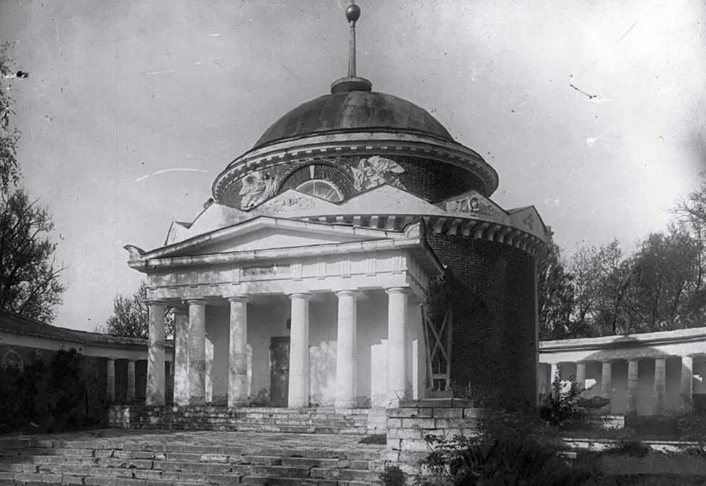 Мавзолейусыпальница в Суханове В Стасов 1830е годы Гостиница у Покровских - фото 74
