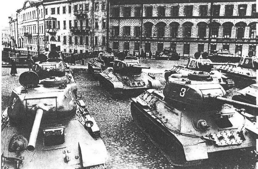 Тапки Т3485 перед парадом Ленинград 7 ноября 1945 года У машины слева - фото 10