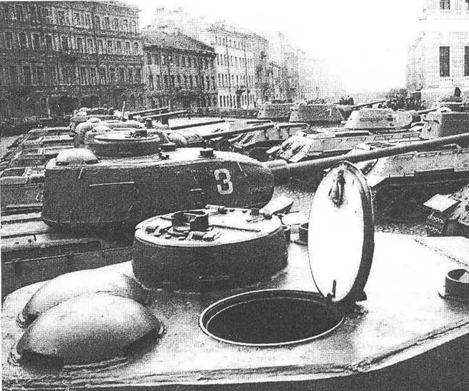 Танки Т34 и Т3485 перед парадом в Ленинграде 1945 год На переднем плане - фото 25