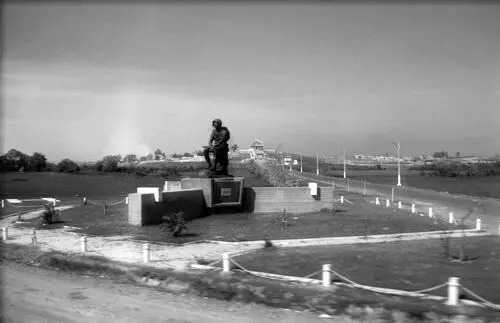 In the days when the mourning soldier still surveyed the land it was barren - фото 3