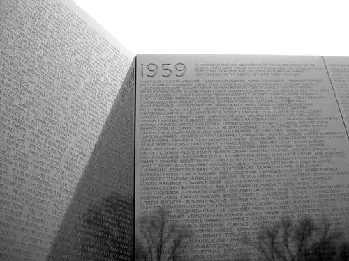 Through its design and its effect the black wall reveals the porousness - фото 5