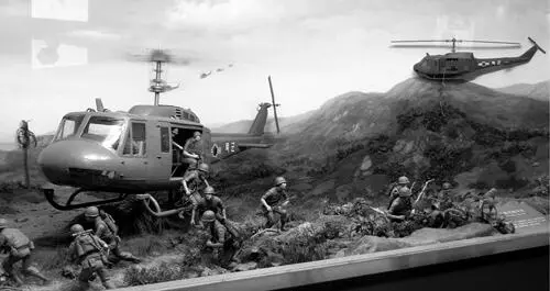The most dramatic image shows Korean soldiers disembarking from a Huey - фото 14