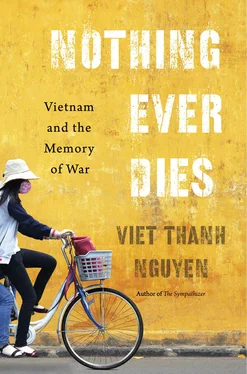 Viet Nguyen Nothing Ever Dies: Vietnam and the Memory of War обложка книги