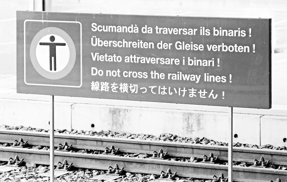 Этот швейцарский знак у горы Маттерхорн содержит надпись Не переходите - фото 10