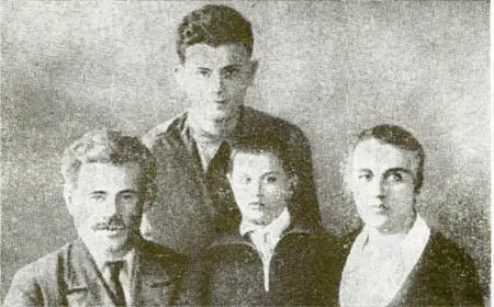 Родители поэта Илья Юлиевич и Сарра Павловна Павел Винтман и его младший - фото 5