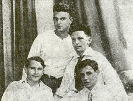 После окончания очередного курса университета Стоят Павел Винтман слева - фото 6