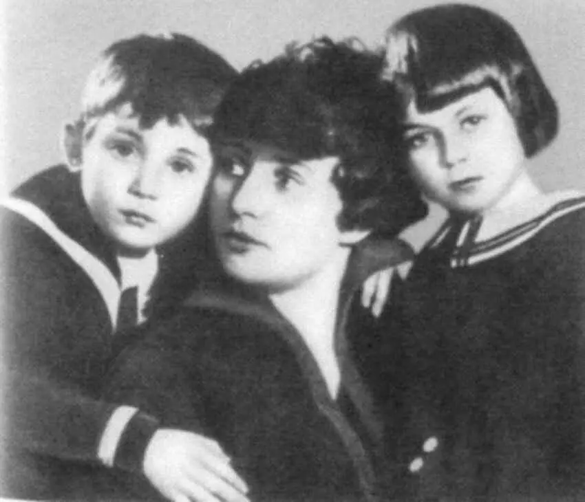 Анна Изряднова первая жена СЕсенина Зинаида Райх с детьми СЕсенина Костей и - фото 17