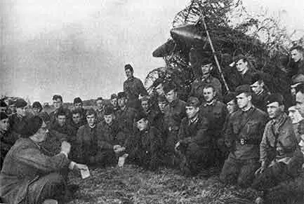 Писатель Алексей Толстой у летчиков 1945 На подступах к Берлину Маршал К - фото 46
