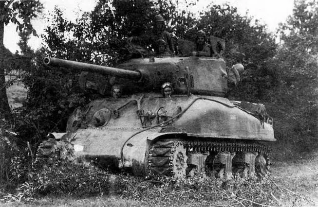 M4A176W 2й танковой дивизии в Нормандии Июль 1944 года M4A176W - фото 12