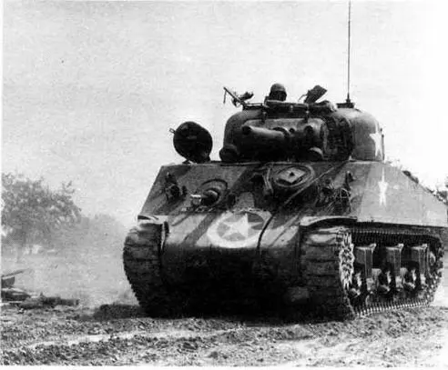 Средний танк М4 105 вооруженный 105мм гаубицей Нормандия август 1944 - фото 19