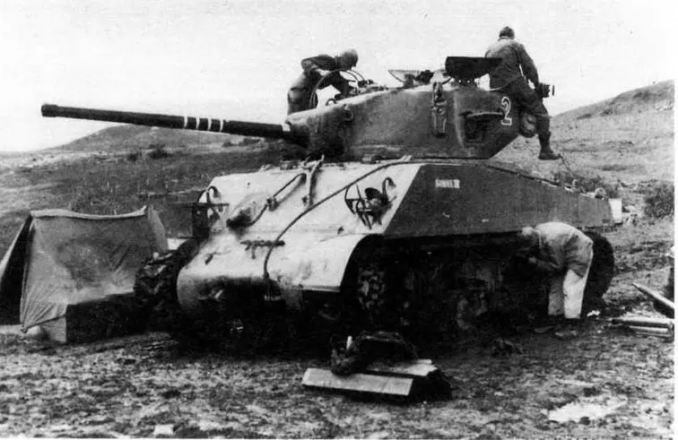 Экипаж танка М4А376 W 1й танковой дивизии занят загрузкой боеприпасов и - фото 23