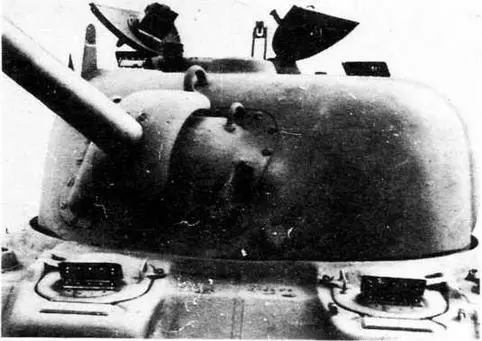 Башня образца 1942 года Слева от пушки амбразура прицела В правой створке - фото 29