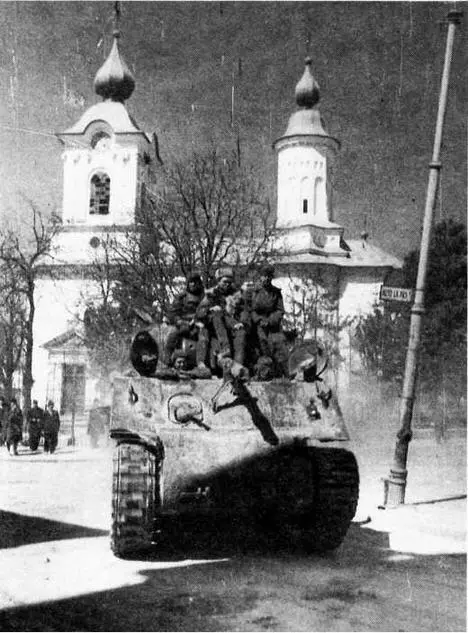 Танки Красной Армии проходят через румынский город Батошаны Апрель 1944 года - фото 51