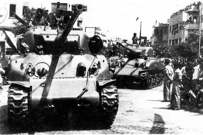 Танки М50 Super Sherman во время парада Израиль 1957 год Моторное отделение - фото 60