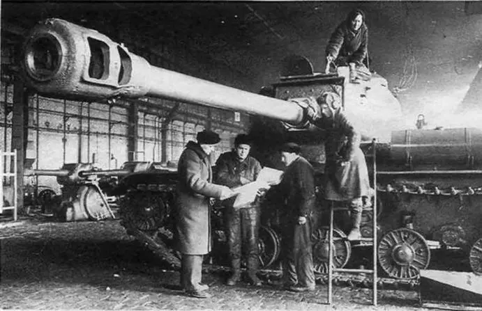 В сборочном цехе Челябинского Кировского завода 1944 год ИС2М - фото 27