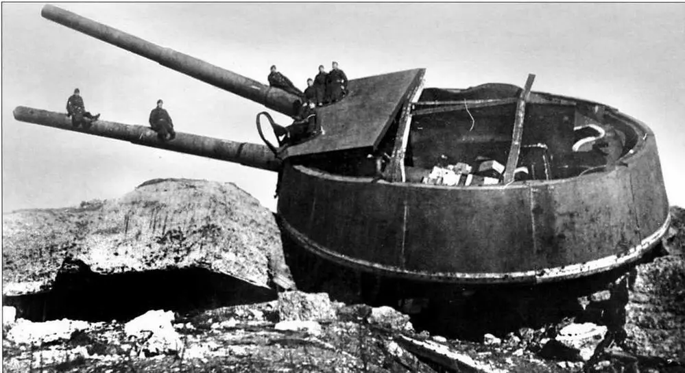 Правая первая башня броневые плиты крыши уже демонтированы Около 1930 г - фото 12