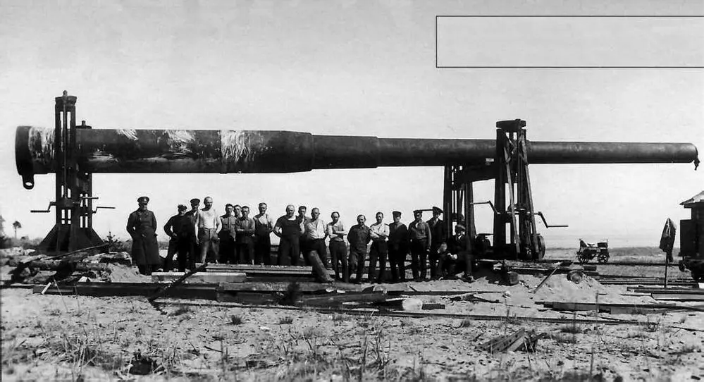 Ствол 12дм орудия поднят поднят на домкраты для укладки на платформу 1934 г - фото 15