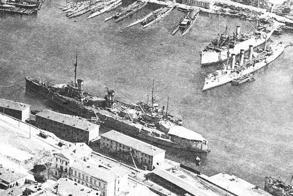 В Южной бухте Севастополя 1918 год Подводные лодки Морж Кашалот и - фото 38