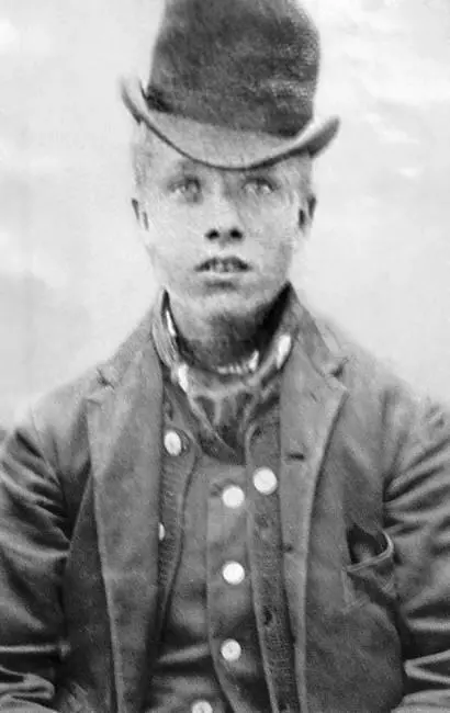 Мелкий бирмингемский преступник Чарльз Боутон в 1891 году У него на голове - фото 9