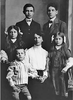 Инесса с детьми 1909 г Надежда прекрасно понимала что дело даже не во - фото 76