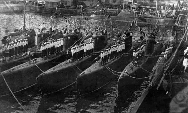 Подводные лодки тип М VI серии первая слева М6 1 мая 1934 года - фото 38