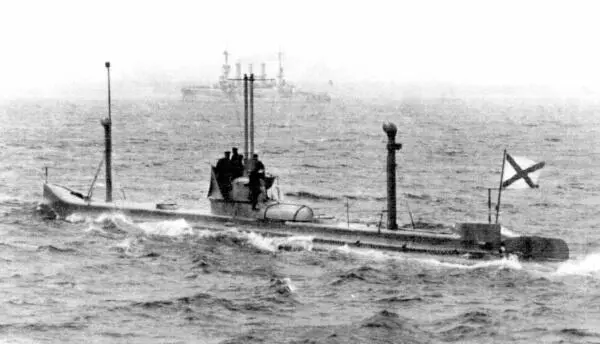 Подводная лодка 111 на испытаниях в Германиина заднем плане немецкий - фото 11