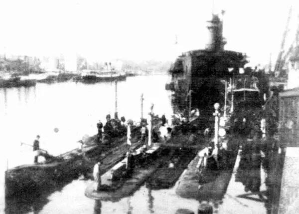 Подводные лодки Камбала Карась и Карп на верфи Германия Осень 1906 - фото 12