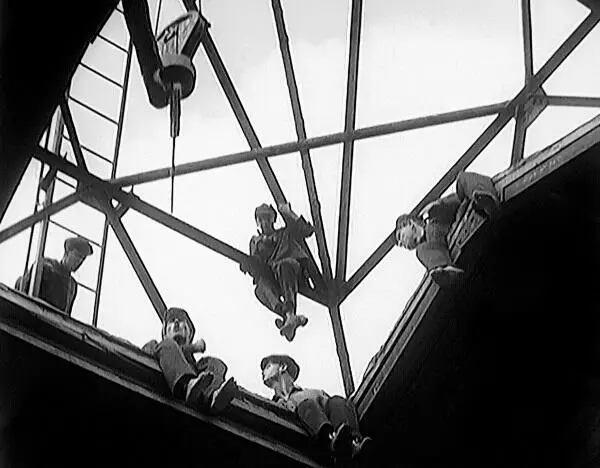 Рабочие на строительных лесах фильм Стачка 1925 С животными ассоциируются - фото 11